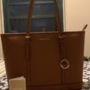 MICHAEL KORS JET SET LARGE TOTE IN MEDIUM CARAMEL COLOR!